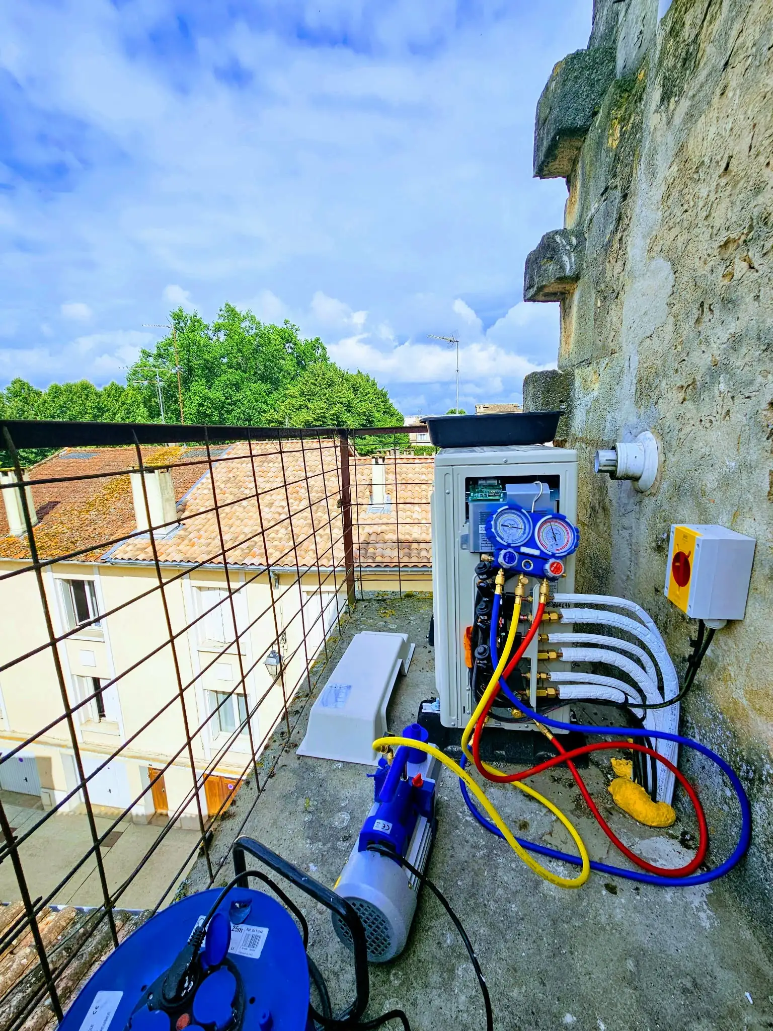 Mise en service climatisation avec manomètres sur toit terrasse en ville
