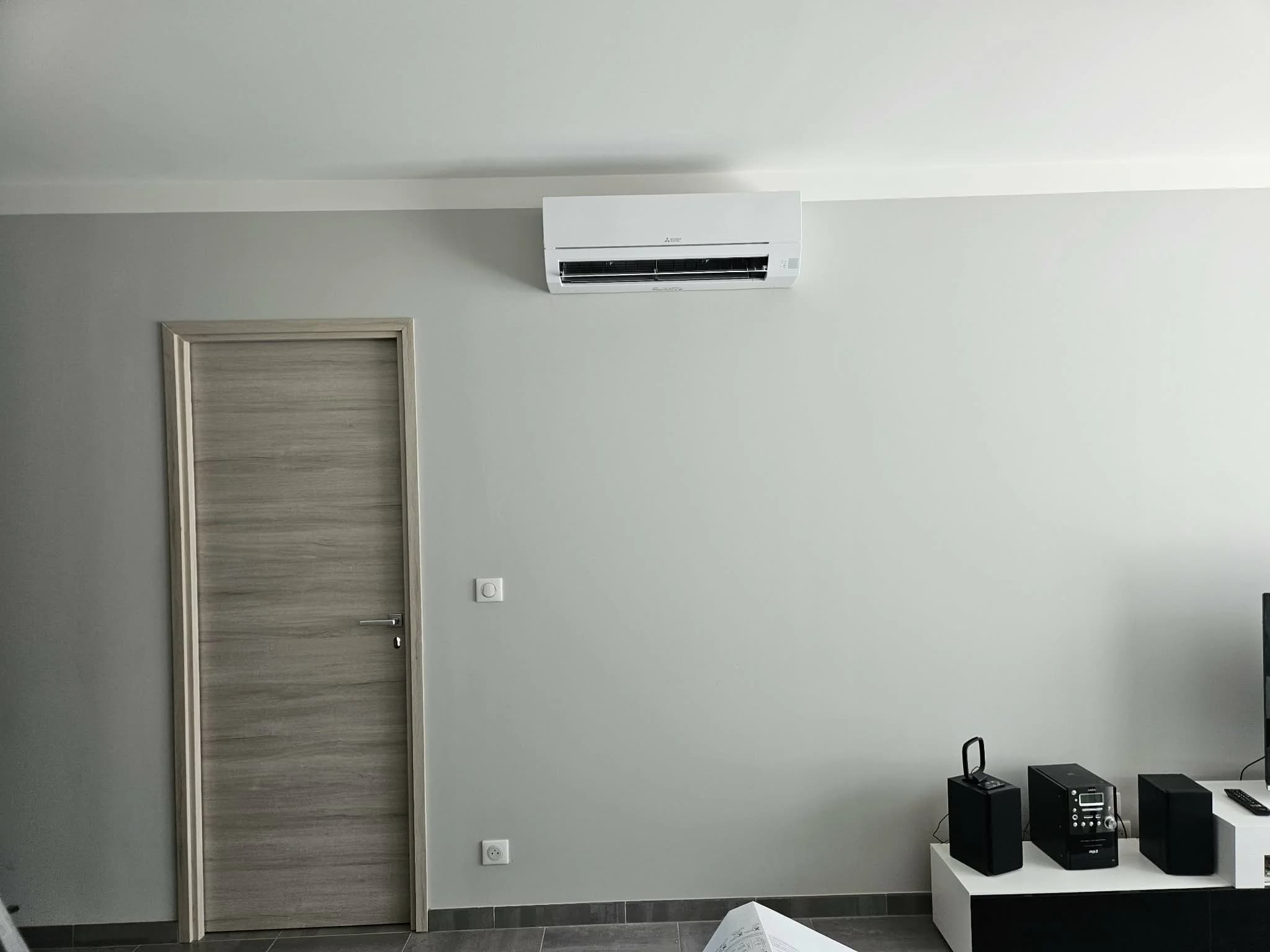 Unité intérieure Mitsubishi installée dans un salon moderne