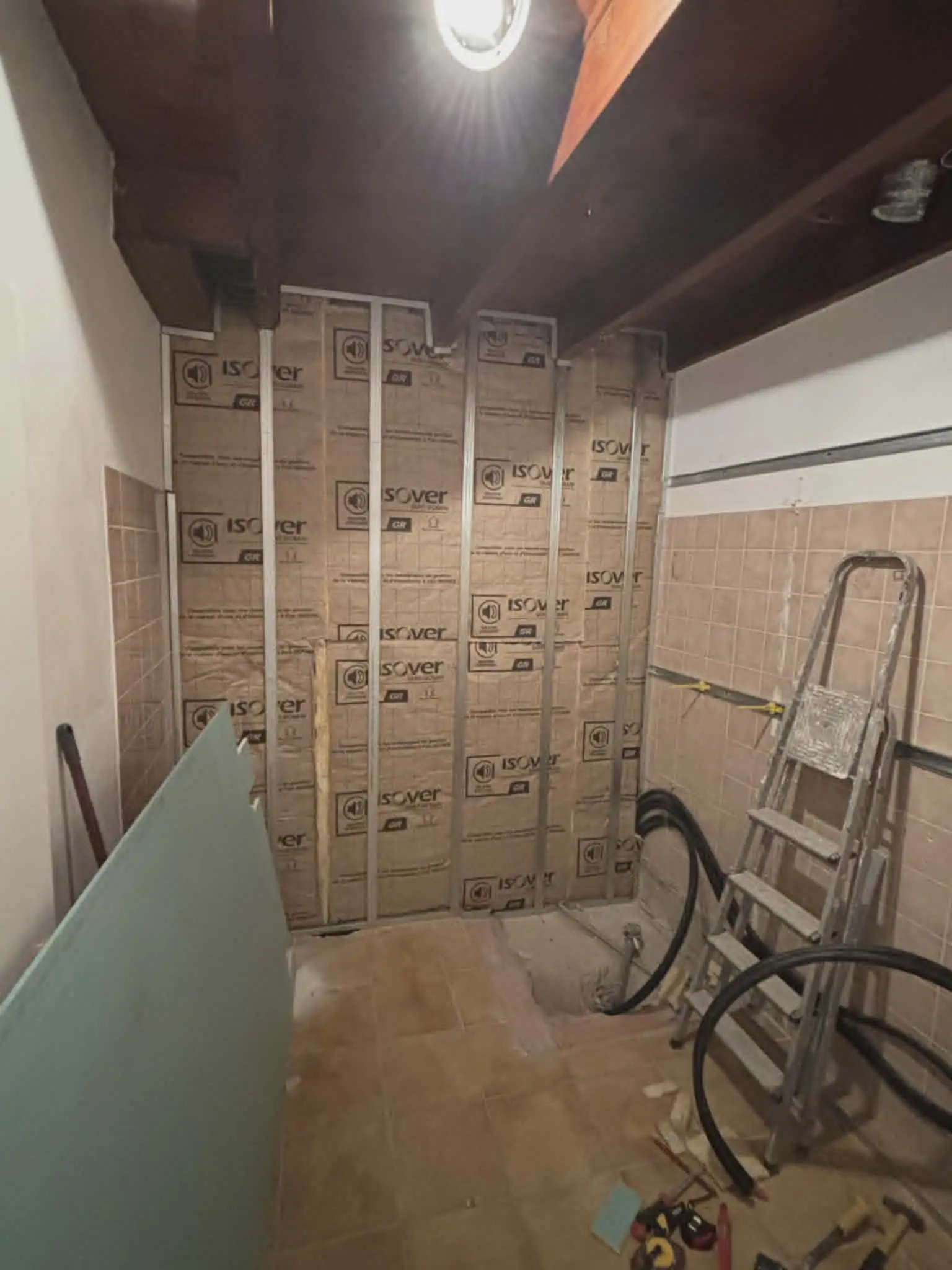 Pose de plaques hydrofuges pour rénovation complète de salle de bain