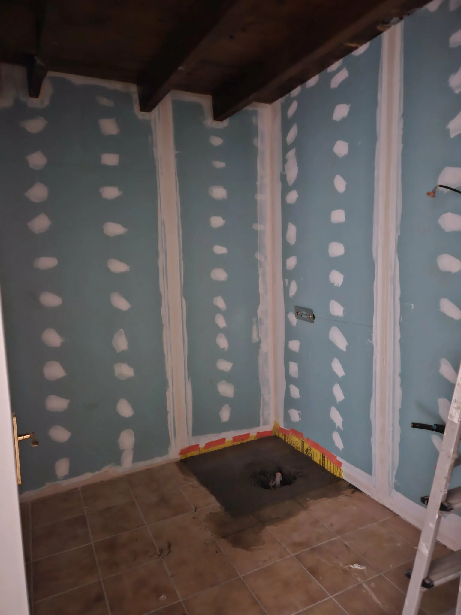 Chantier de rénovation salle de bain avec isolation ISOVER et rails